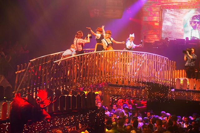 Knallen met die ballen. Cora van #mora zet het Sportpaleis in vuur en vlam #butikagency Knallen met die ballen. Cora van #mora zet het Sportpaleis in vuur en vlam #butikagency